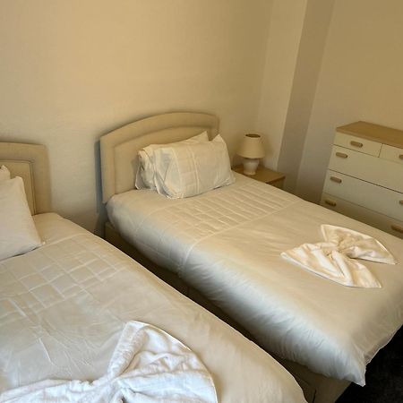 Family Home Near Cribbs Causeway And The Wave, Just 2 Minutes From Airbus And Rolls Royce Бристоль Экстерьер фото