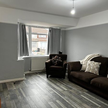 Family Home Near Cribbs Causeway And The Wave, Just 2 Minutes From Airbus And Rolls Royce Бристоль Экстерьер фото